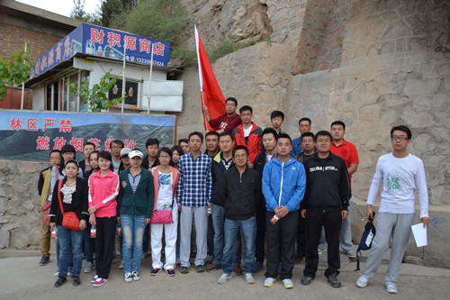 建設公司舉辦“五&#8226;四”青年登山活動(dòng)公司領(lǐng)導與全體團員合影