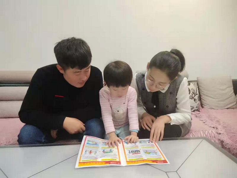 家人一起共學(xué)習.jpg