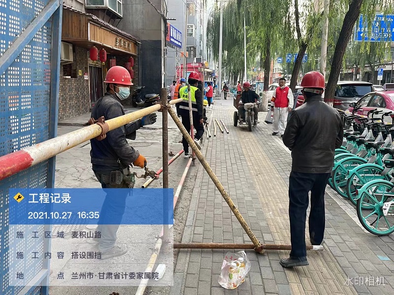 環(huán)球中心項目幫助社區搭建圍擋.jpg